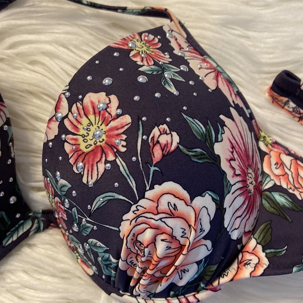 Shade & Shore two pieces swimsuit top is 36B and it’s push up and bottoms is L - Picture 9 of 12